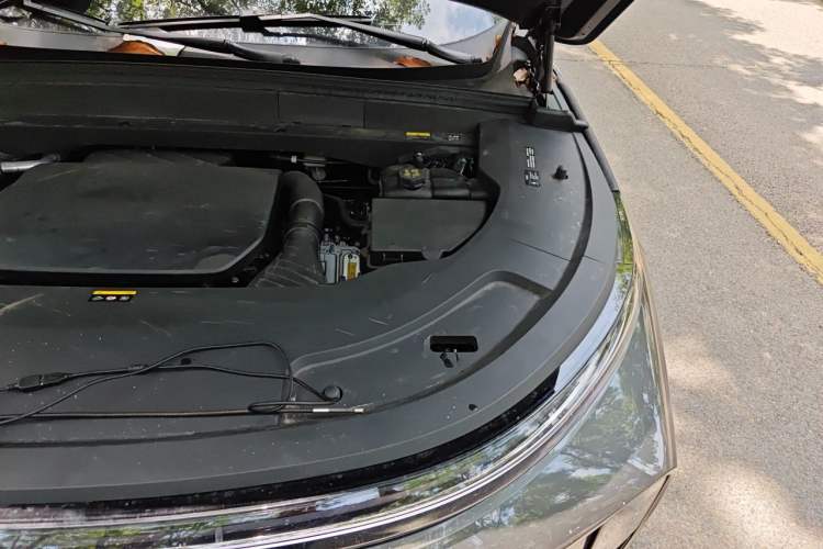Used Li Auto L8 2024 Max Engine Bay Left