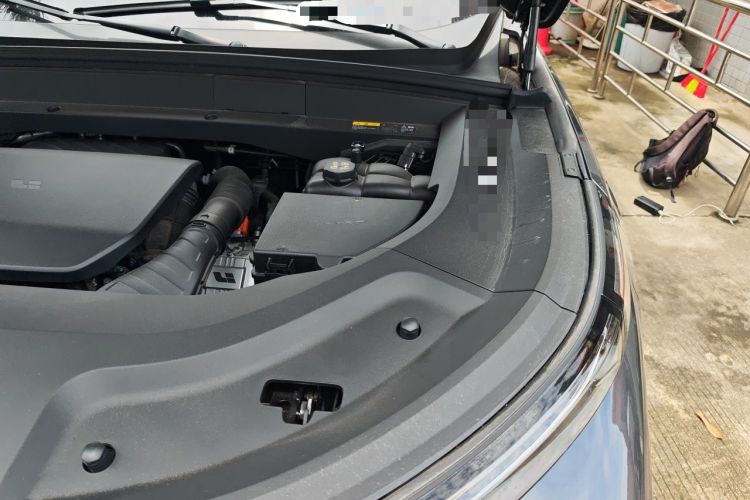 Used Li Auto L8 2024 Pro Model Engine Bay Left