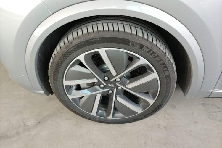 Used Li Auto L8 2024 Ultra Model Left Front Wheel Hub