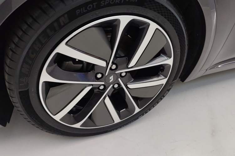 Used Li Auto L8 2024 Max Left Front Wheel Hub