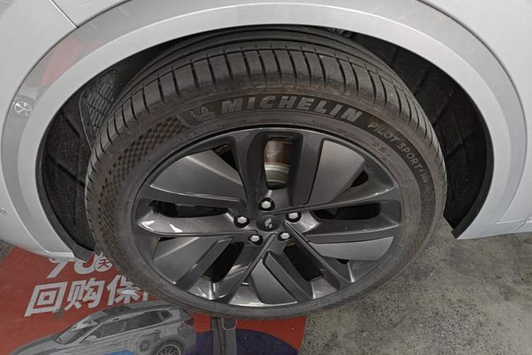 Used Li Auto L8 2024 Ultra Model Left Front Wheel Hub