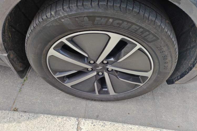 Used Li Auto L8 2024 Pro Model Right Front Wheel Hub