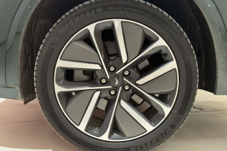 Used Li Auto L8 2024 Ultra Model Exterior 3