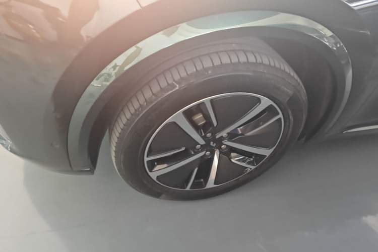 Used Li Auto L8 2024 Pro Model Exterior 4
