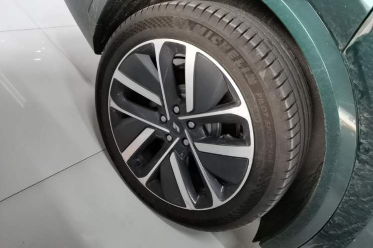 Used Li Auto L8 2024 Ultra Model Right Rear Wheel Hub