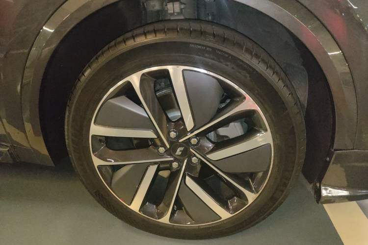 Used Li Auto L8 2024 Ultra Model Right Front Wheel Hub