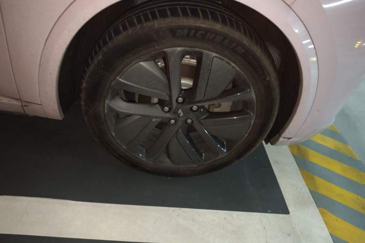 Used Li Auto L8 2024 Ultra Model Right Front Wheel Hub