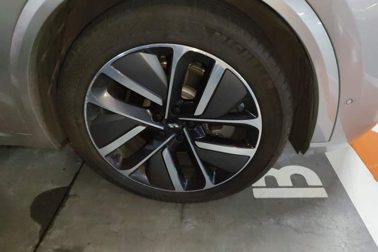 Used Li Auto L8 2024 Ultra Model Right Front Wheel Hub