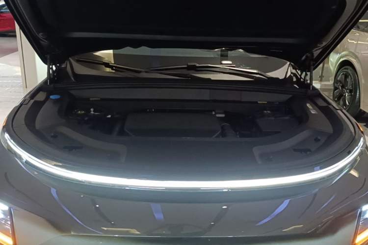 Used Li Auto L8 2025 Max Smart Refresh Edition Engine Bay