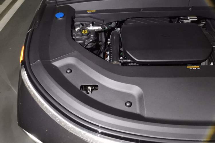 Used Li Auto L8 2025 Ultra Smart Refreshed Edition Engine Bay Right