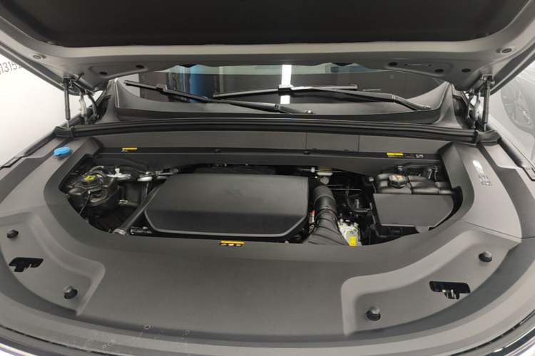 Used Li Auto L8 2025 Ultra Smart Refreshed Edition Engine Bay