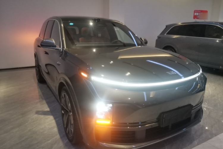 Used Li Auto L8 2025 Max Smart Refresh Edition Front Right 45 Deg