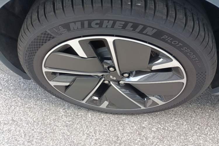 Used Li Auto L8 2025 Max Smart Refresh Edition Left Front Wheel Hub