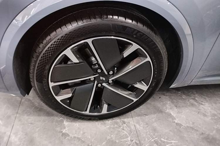 Used Li Auto L8 2025 Ultra Smart Refreshed Edition Left Front Wheel Hub
