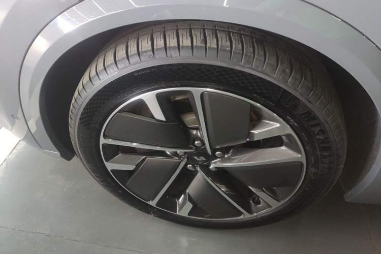 Used Li Auto L8 2025 Ultra Smart Refreshed Edition Left Front Wheel Hub