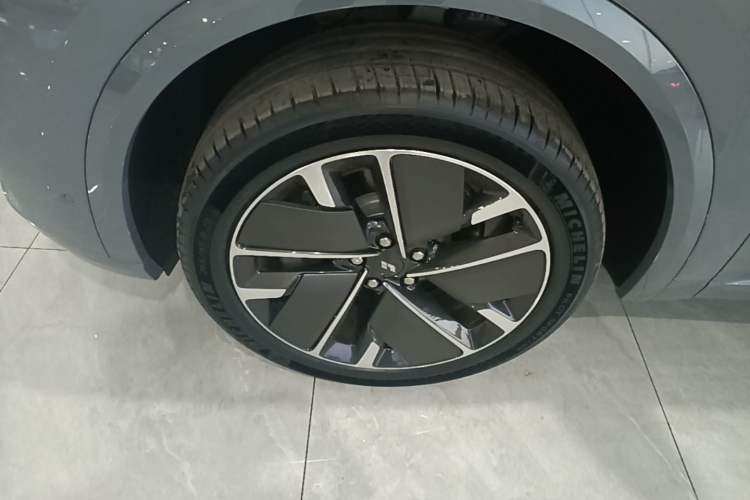 Used Li Auto L8 2025 Max Smart Refresh Edition Left Front Wheel Hub