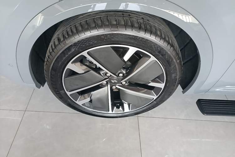 Used Li Auto L8 2025 Ultra Smart Refreshed Edition Left Front Wheel Hub
