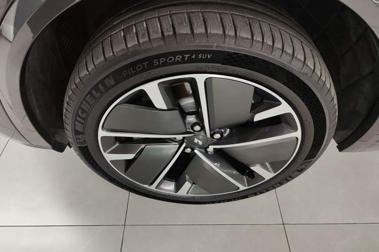 Used Li Auto L8 2025 Ultra Smart Refreshed Edition Left Front Wheel Hub