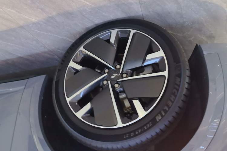 Used Li Auto L8 2025 Ultra Smart Refreshed Edition Left Front Wheel Hub