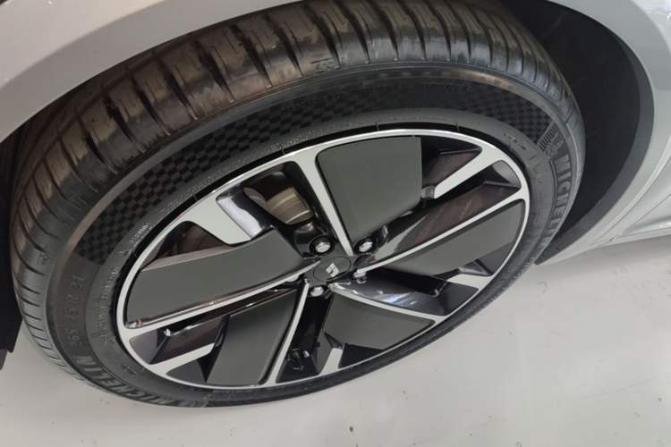 Used Li Auto L8 2025 Ultra Smart Refreshed Edition Left Front Wheel Hub