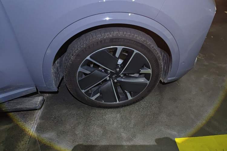 Used Li Auto L8 2025 Max Smart Refresh Edition Right Front Wheel Hub