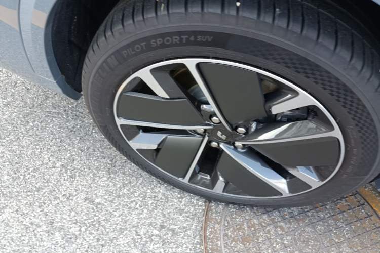 Used Li Auto L8 2025 Max Smart Refresh Edition Right Rear Wheel Hub