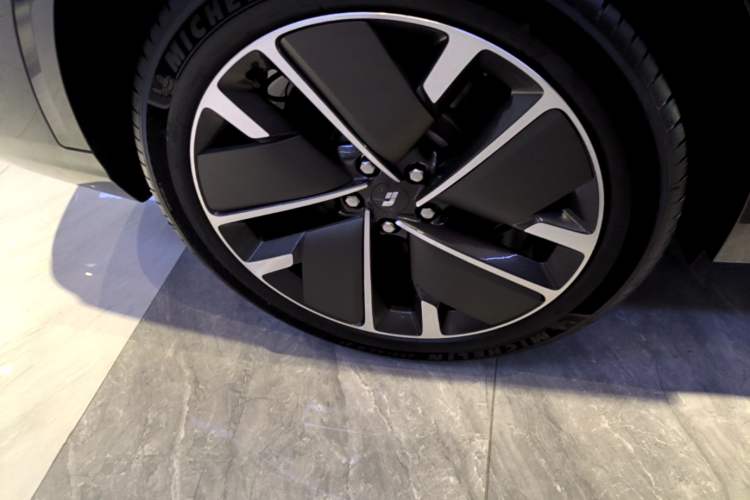 Used Li Auto L8 2025 Ultra Smart Refreshed Edition Right Rear Wheel Hub