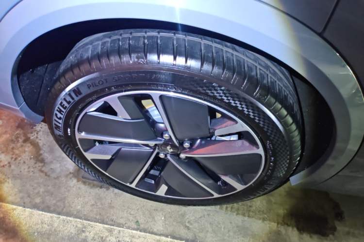 Used Li Auto L8 2025 Ultra Smart Refreshed Edition Right Rear Wheel Hub