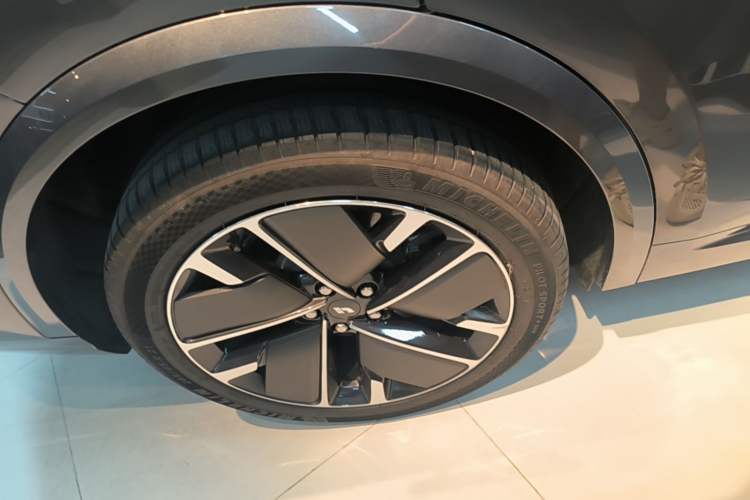Used Li Auto L8 2025 Ultra Smart Refreshed Edition Right Rear Wheel Hub