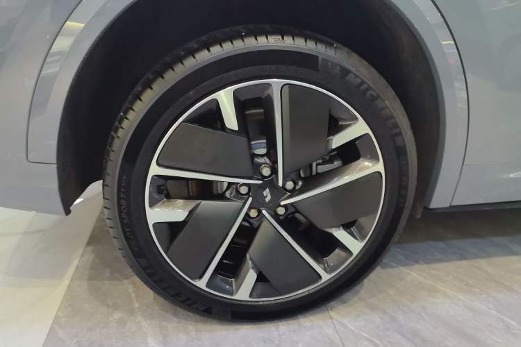 Used Li Auto L8 2025 Ultra Smart Refreshed Edition Right Rear Wheel Hub