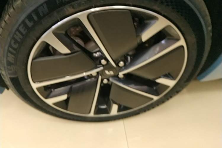 Used Li Auto L8 2025 Ultra Smart Refreshed Edition Left Front Wheel Hub