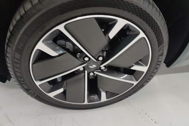 Used Li Auto L8 2025 Ultra Smart Refreshed Edition Left Front Wheel Hub