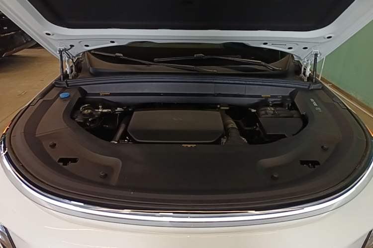 Used Li Auto L8 2025 Ultra Smart Refreshed Edition Engine Bay