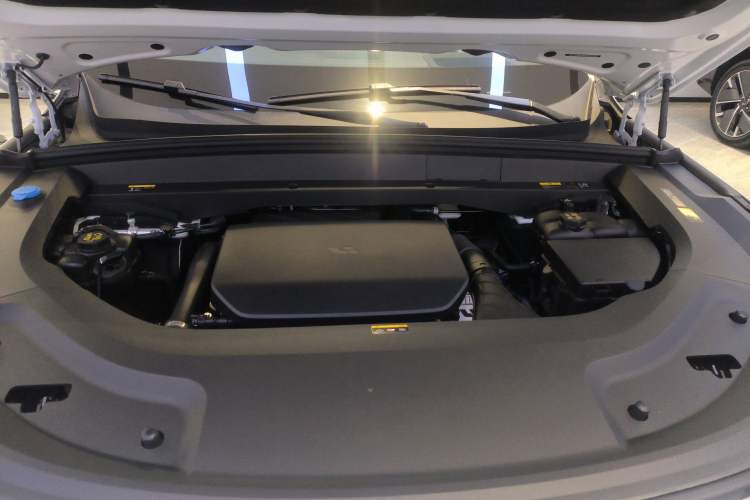 Used Li Auto L8 2025 Ultra Smart Refreshed Edition Engine Bay