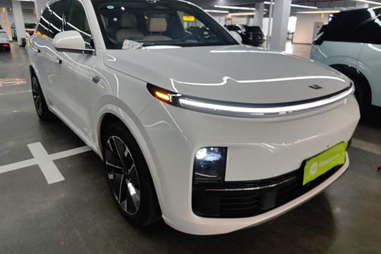 Used Li Auto L8 2025 Max Smart Refresh Edition Front Right 45 Deg
