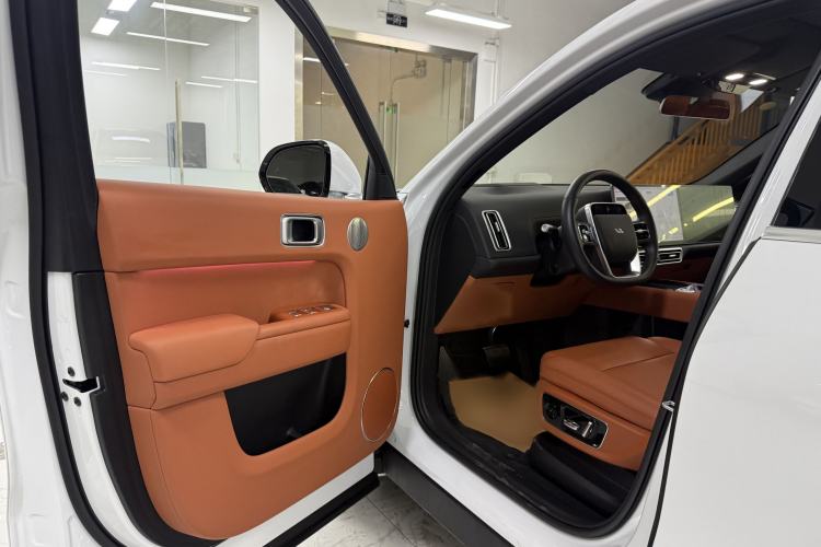 Used Li Auto L8 2025 Max Smart Refresh Edition Interior 1