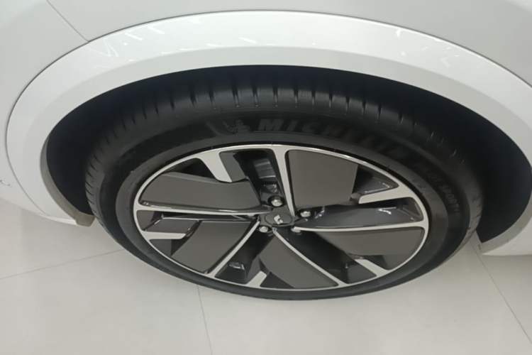 Used Li Auto L8 2025 Ultra Smart Refreshed Edition Left Front Wheel Hub