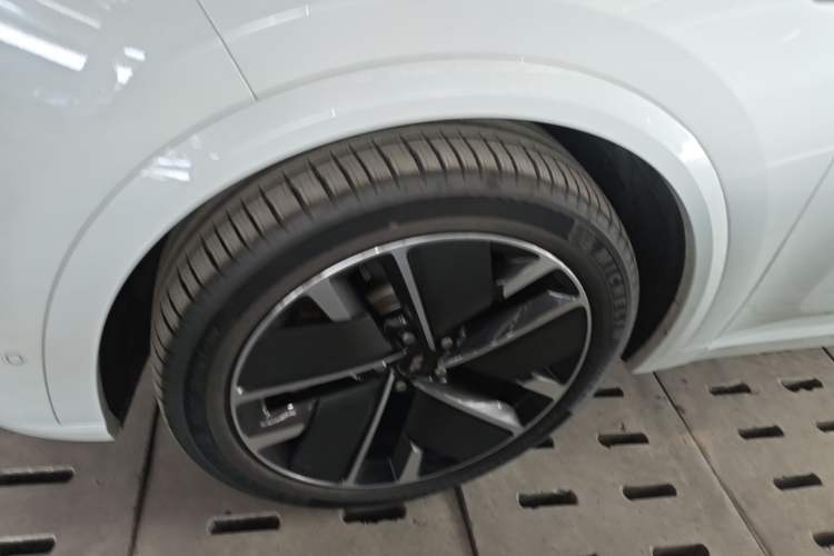 Used Li Auto L8 2025 Ultra Smart Refreshed Edition Left Front Wheel Hub