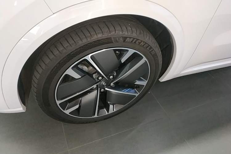 Used Li Auto L8 2025 Ultra Smart Refreshed Edition Left Front Wheel Hub