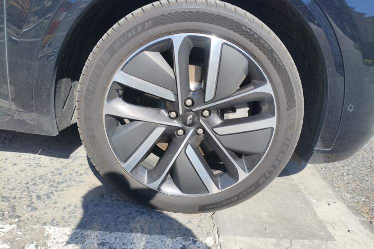 Used Li Auto L9 2022 Max model Right Front Wheel Hub
