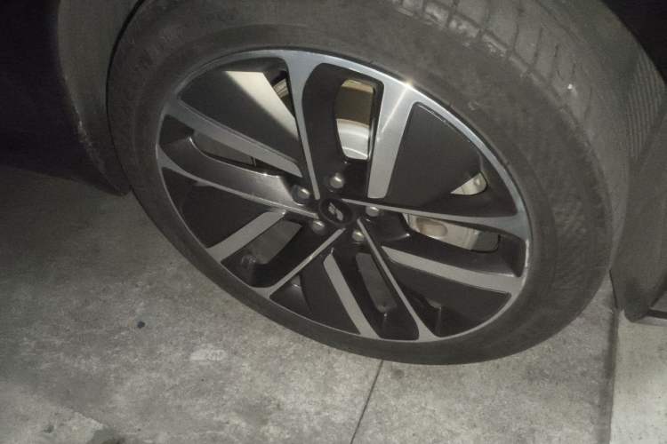 Used Li Auto L9 2022 Max model Right Front Wheel Hub