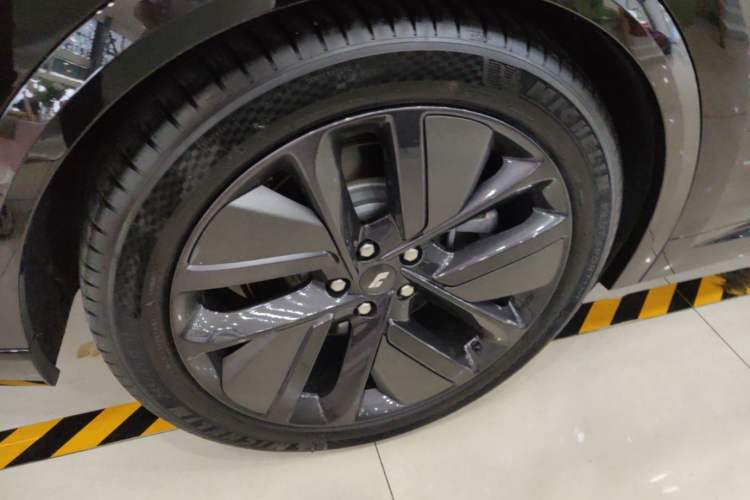 Used Li Auto L9 2022 Max model Right Rear Wheel Hub