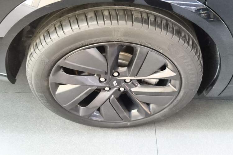 Used Li Auto L9 2022 Max model Right Rear Wheel Hub