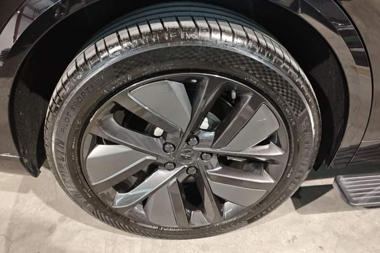 Used Li Auto L9 2022 Max model Right Rear Wheel Hub