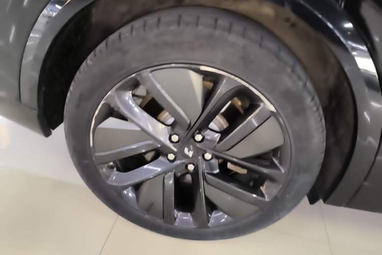 Used Li Auto L9 2022 Max model Right Rear Wheel Hub