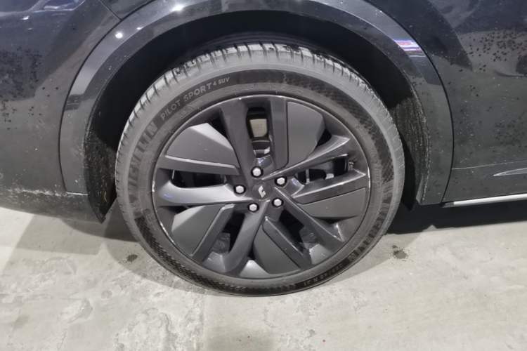 Used Li Auto L9 2022 Max model Right Rear Wheel Hub