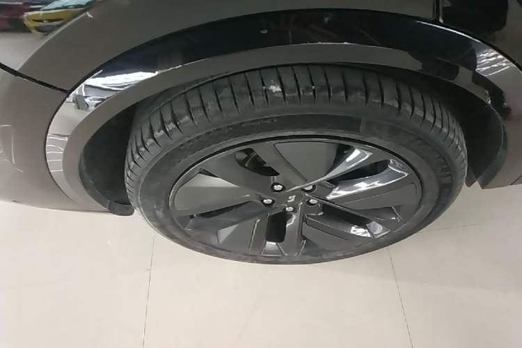Used Li Auto L9 2022 Max model Right Rear Wheel Hub