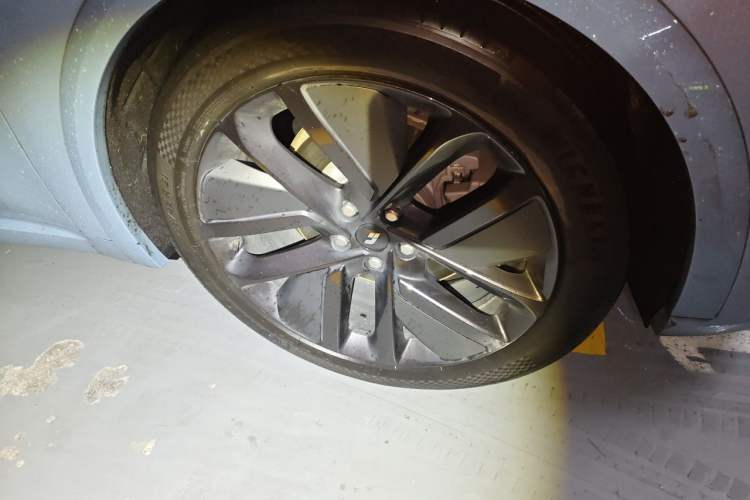 Used Li Auto L9 2022 Max model Right Front Wheel Hub