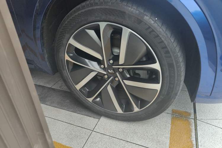 Used Li Auto L9 2022 Max model Right Front Wheel Hub