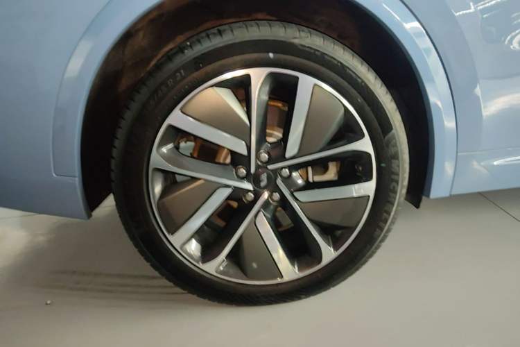 Used Li Auto L9 2022 Max model Right Rear Wheel Hub
